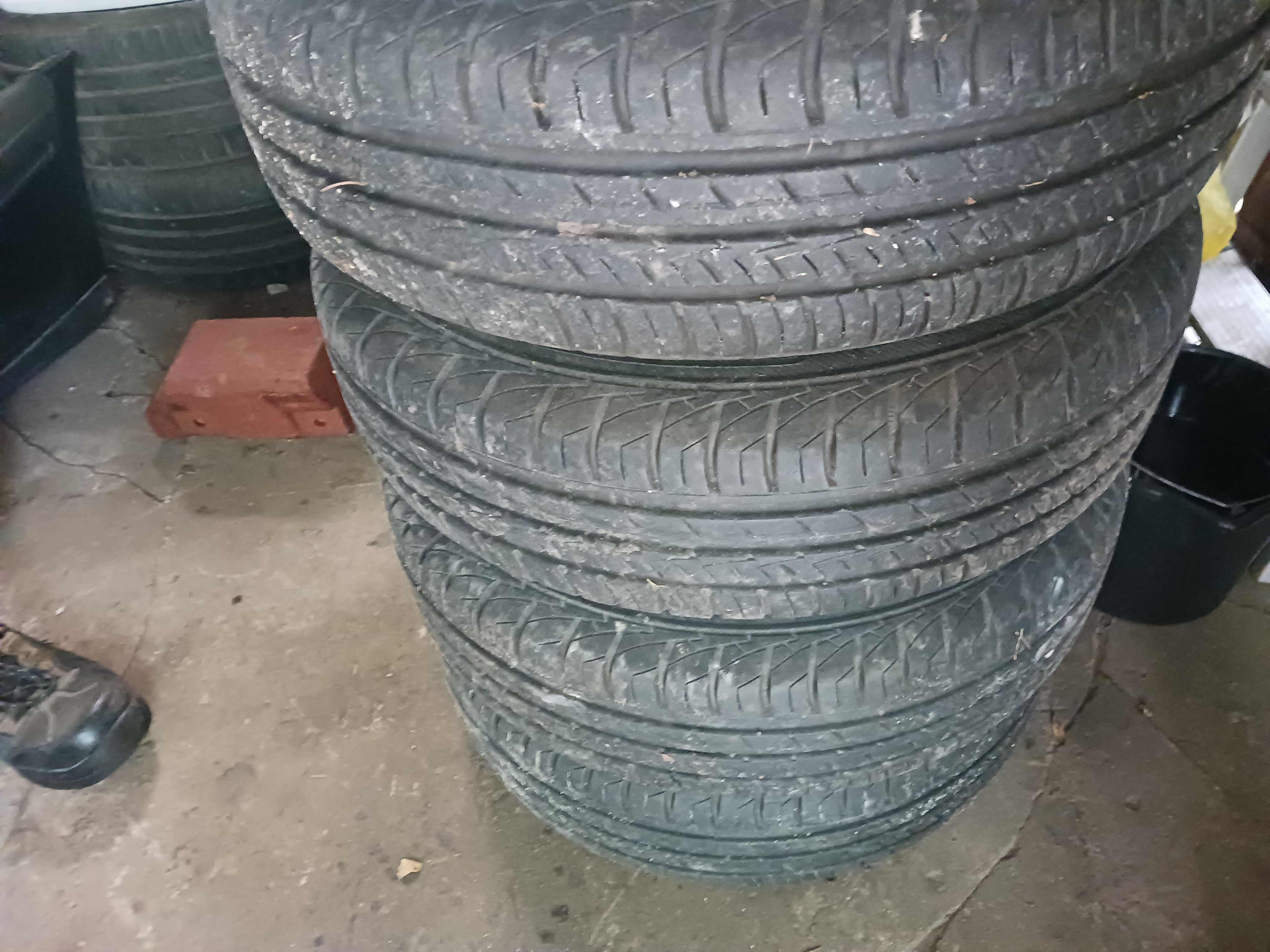 sprzedam 4 używane opony 165/70r13 na aluminiowej feldze.