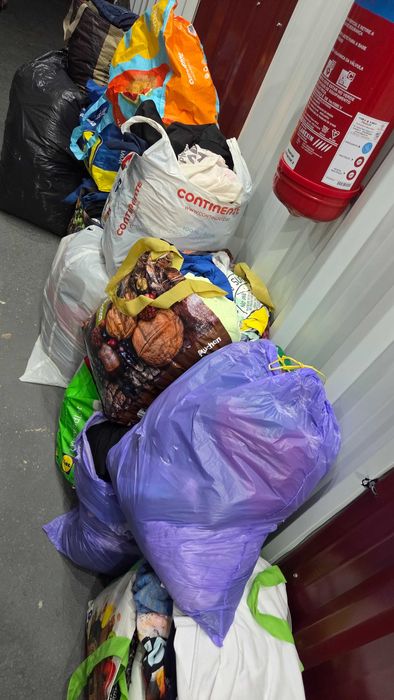 VENDO ROUPA USADA (senhora e rapaz)
