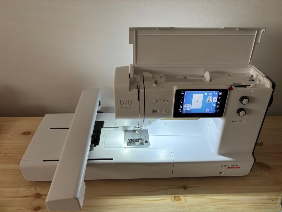 Máquina de bordar Bernette 70 Deco — Como nova + extras