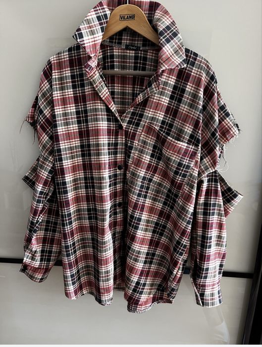 Трендова сорочка в клітинку з ефектом порваних рукавів