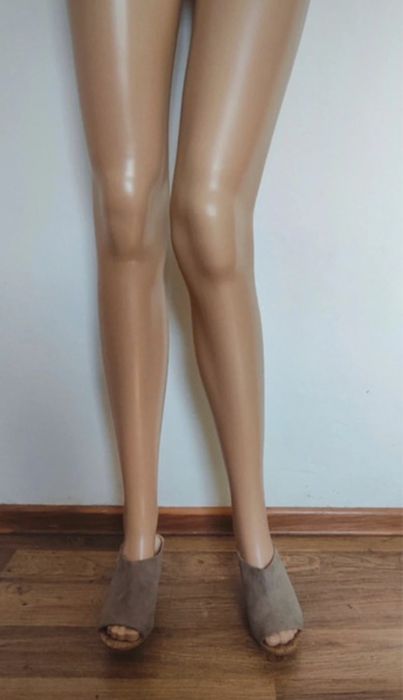 Szare buty na slupku