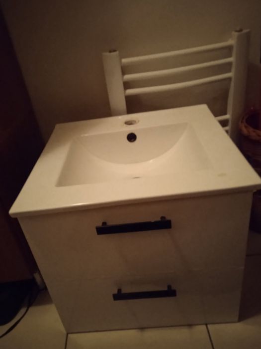 Wisząca szafka z umywalką