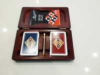 Jogo de cartas em caixa de madeira