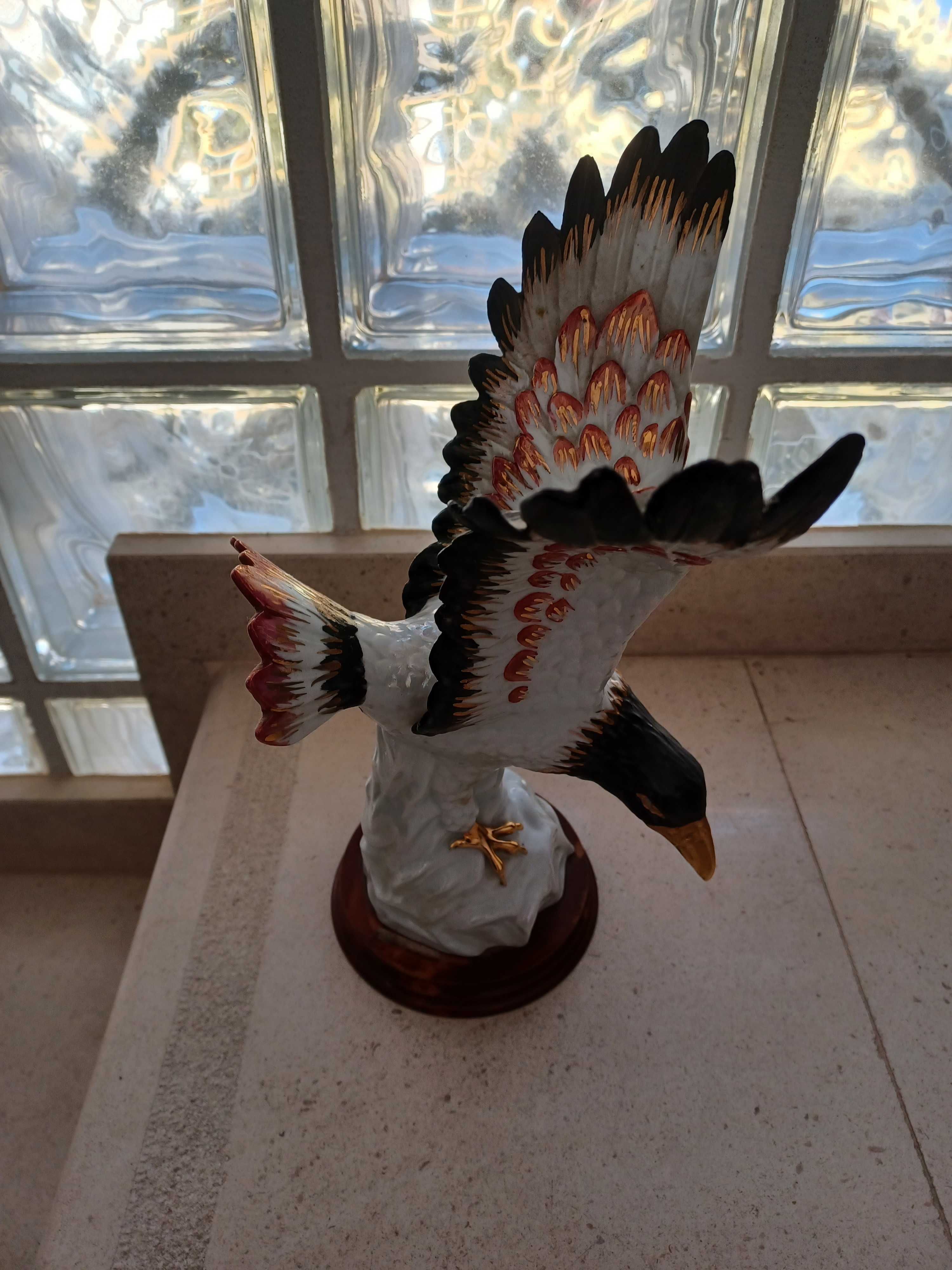 Águia em Porcelana