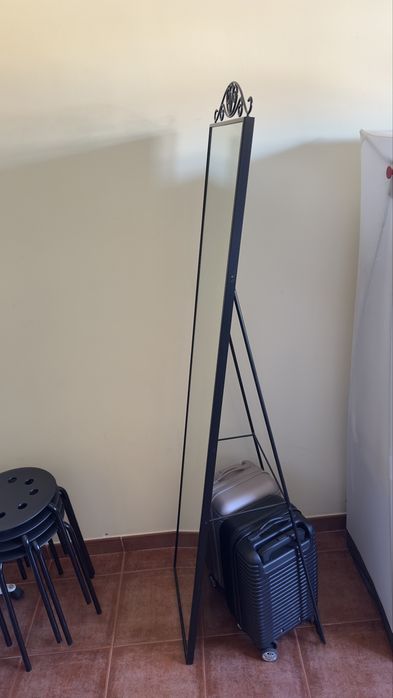 Espelho de pé cor preta