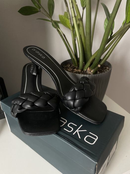 Шльопанці / босоніжки