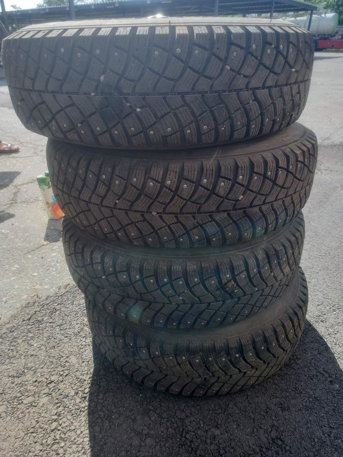 Продам комплект резины на дисках на ниву(Кама 515 размер 205 на 75 r15