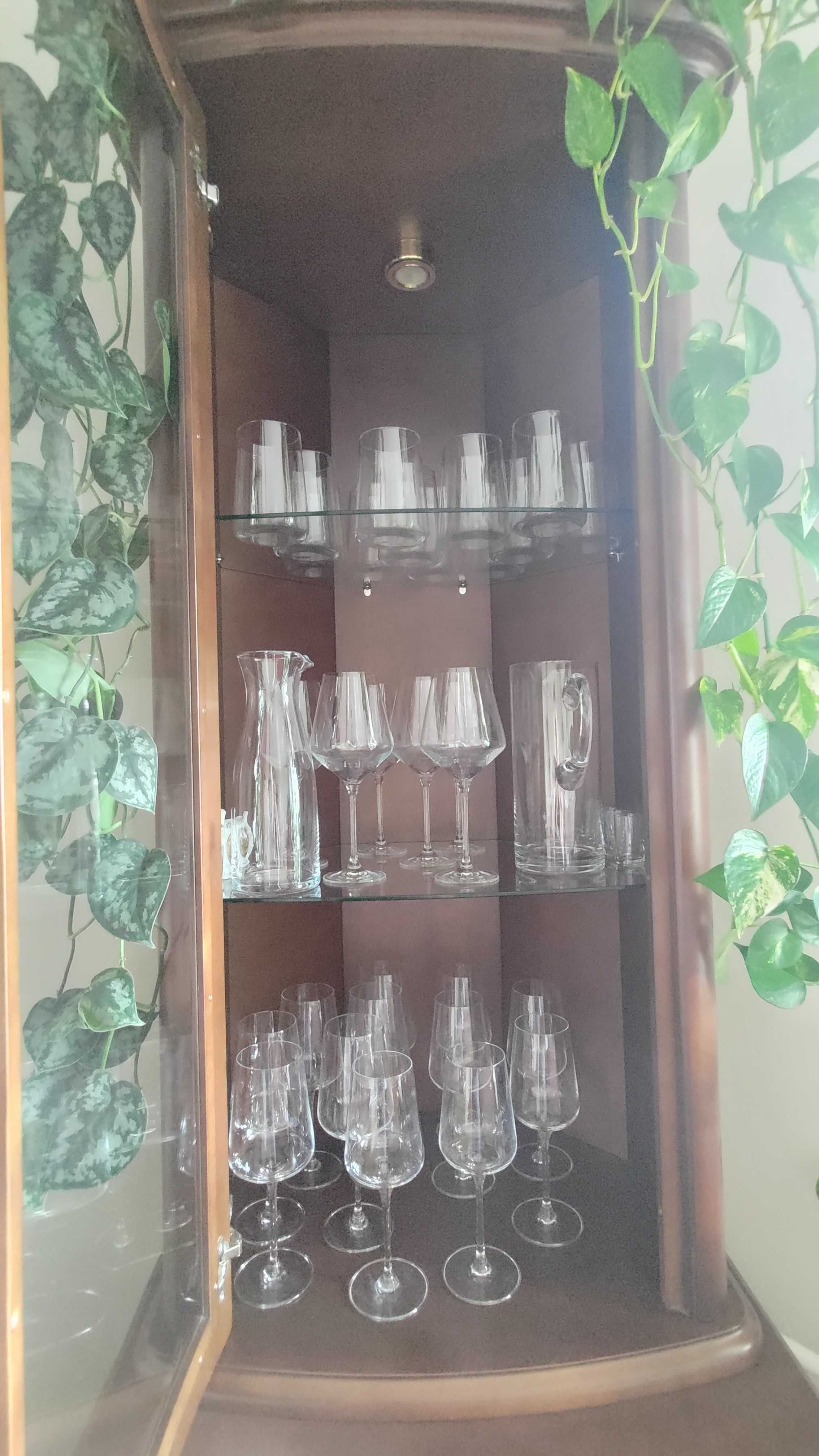 Elegancki kredens (wystawka), podświetlony
