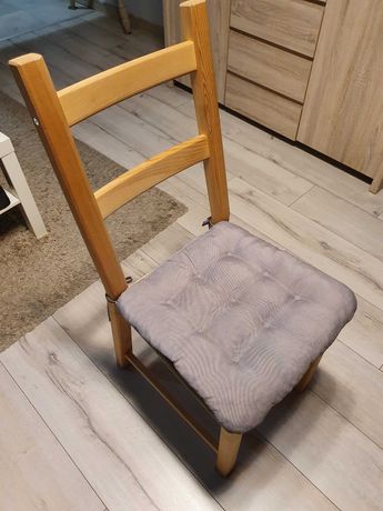 4 drewniane krzesła z poduszkami