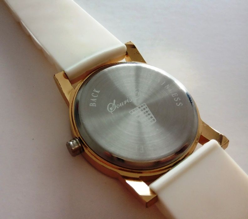 Zegarek z białym gumowym paskiem