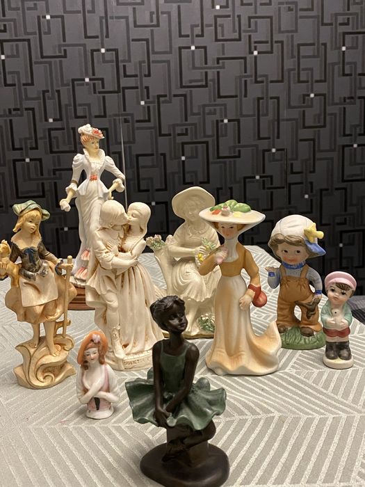 Статуэтка. Бисквитный фарфор. Италия. Винтаж