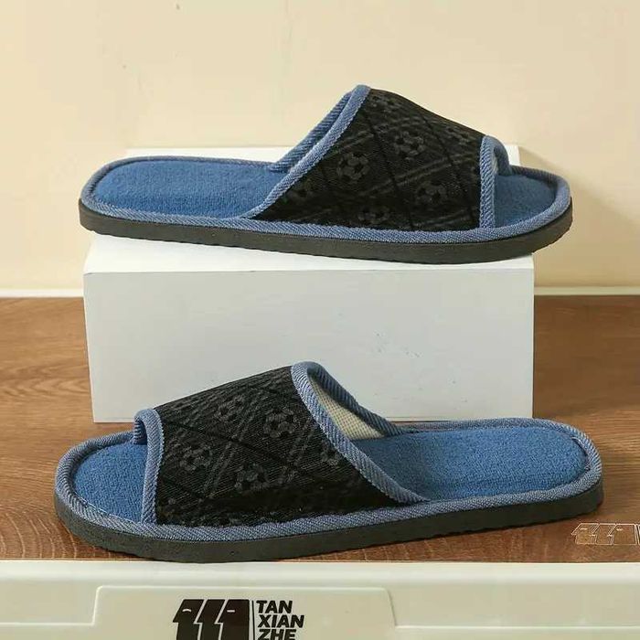 Відкриті капці для чоловіків, зручні для ходьби у приміщенні влітку.