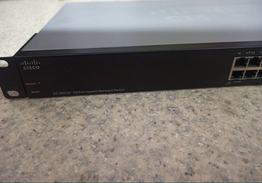 Switch zarządzalny CISCO SG300-28