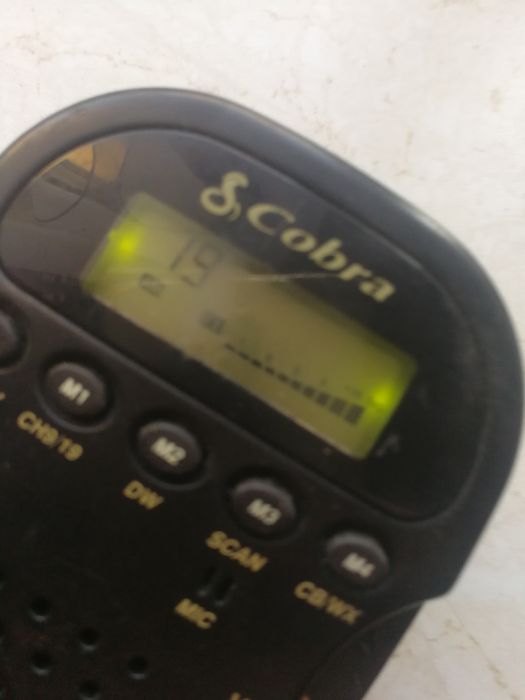 Cobra Radio CB całe mieści się  w dłoni