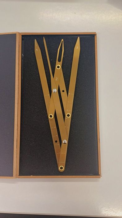 Циркуль Леонардо для разметки бровей