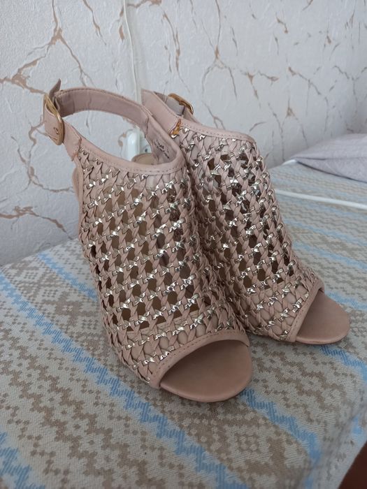 Продам босоножки на высоком каблуке