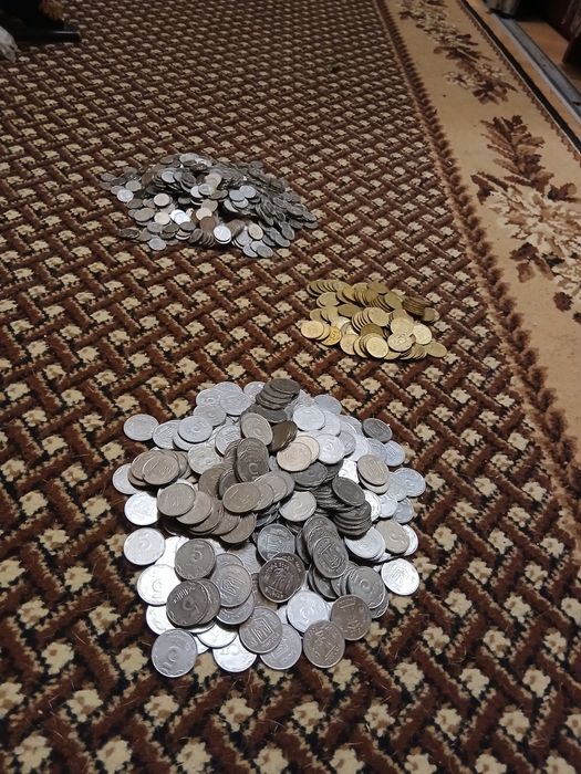 Продам монеты,5 коп,1,2 коп,25 коп.