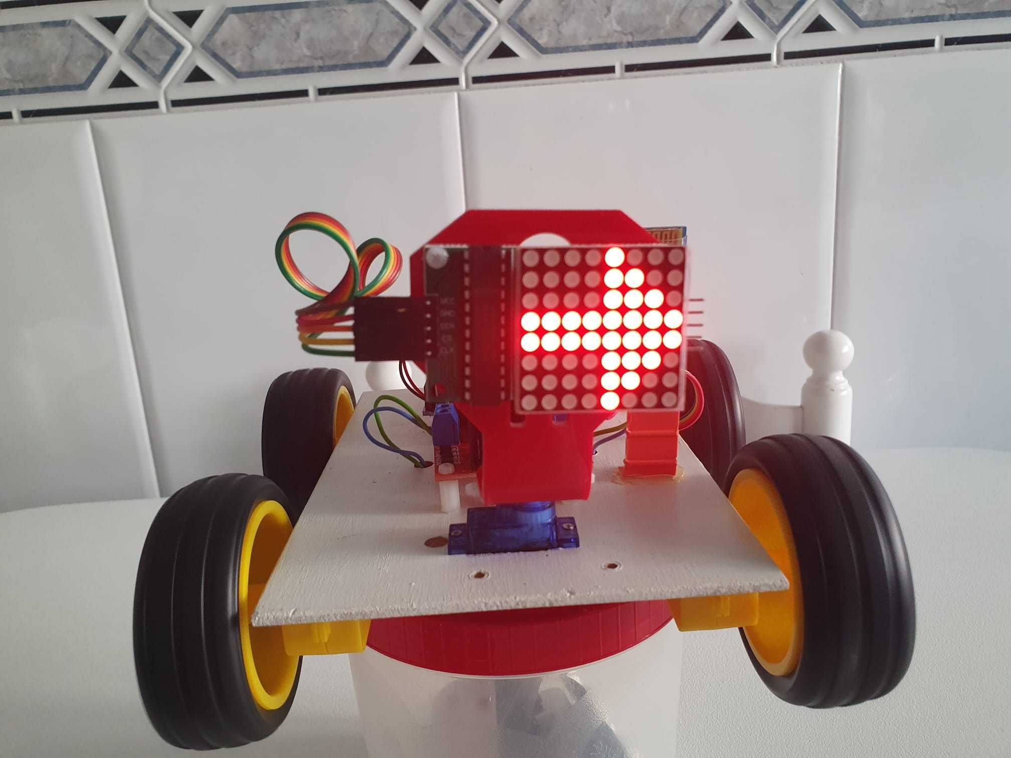 Carro Robot Arduino Educacional programado c/Display Móvel de Direção.