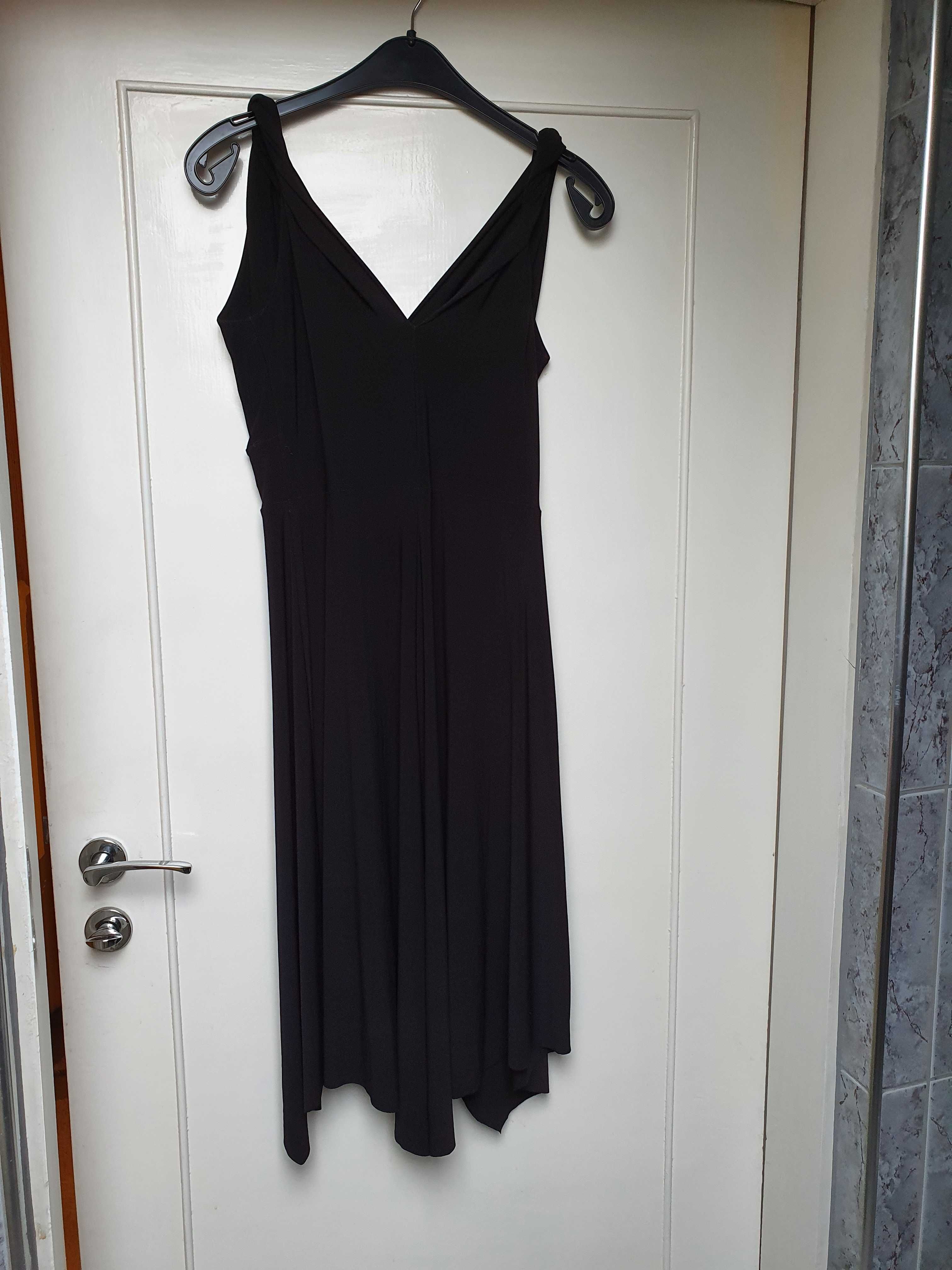Czarna sukienka imprezowa z nieregularnym dołem