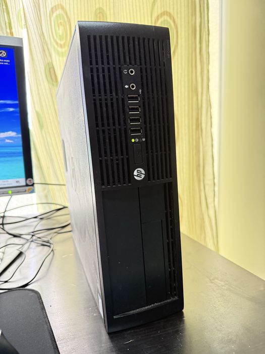 Computador com monitor e teclado e rato e colunas e com Windows 10