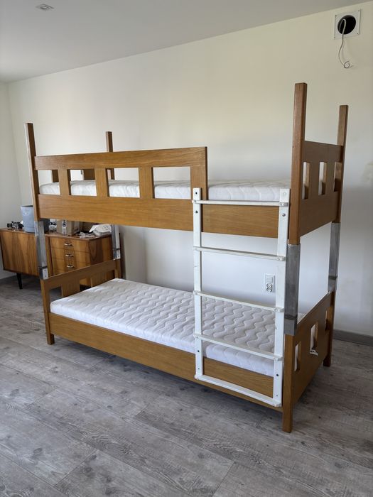 Łóżko dwupiętrowe dziedzięce drewniane z materacami