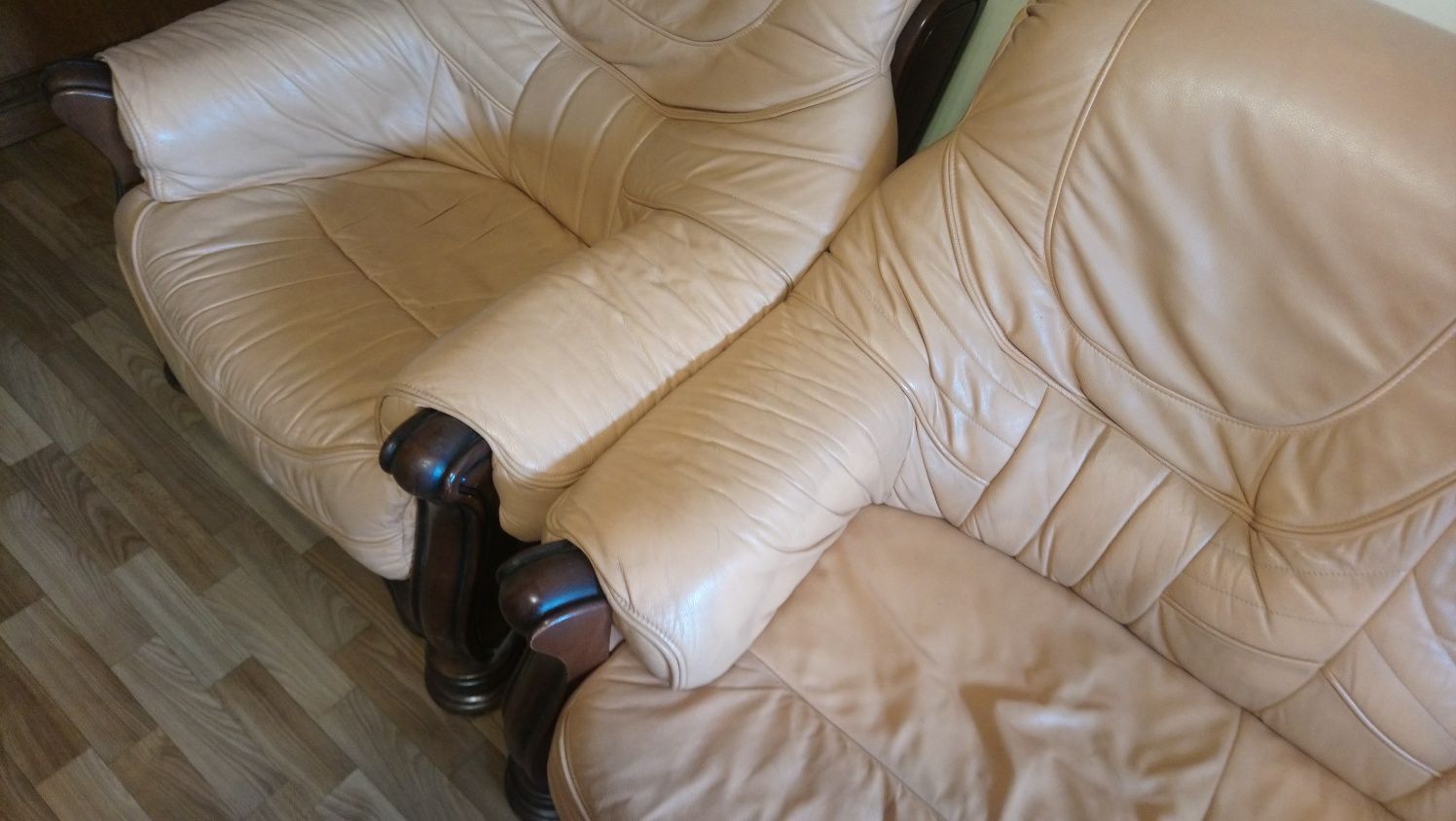 Мебель кожаная диван и два кресла. Румыния.