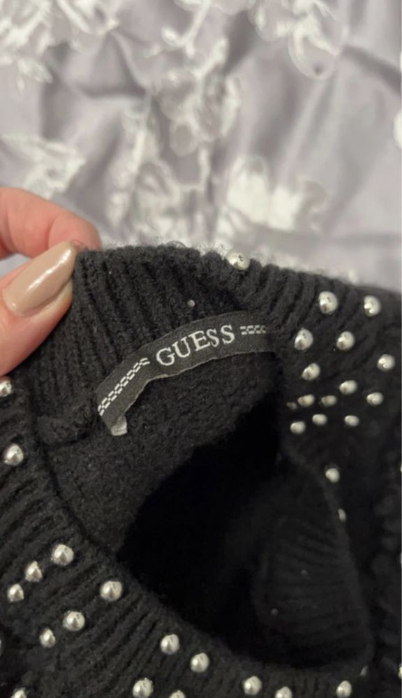 Czarny sweter z koralikami Guess