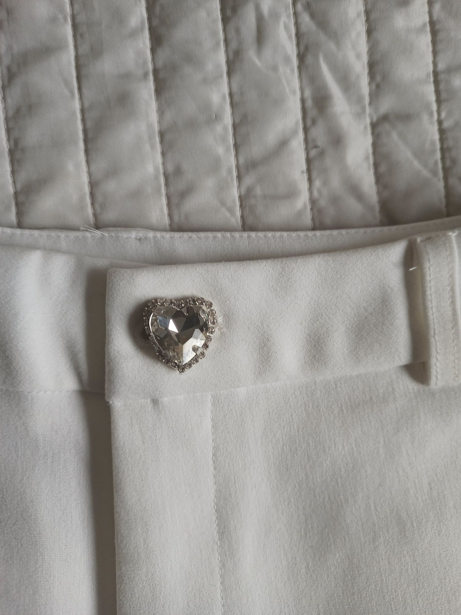 Białe eleganckie spodnie kamienie pękniecia L nowe