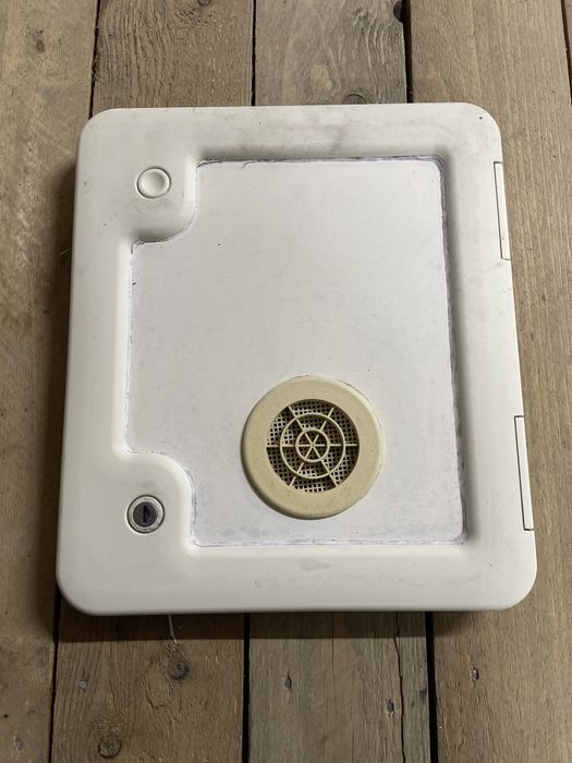 Kamper małe drzwi zewnetrzne od toalety