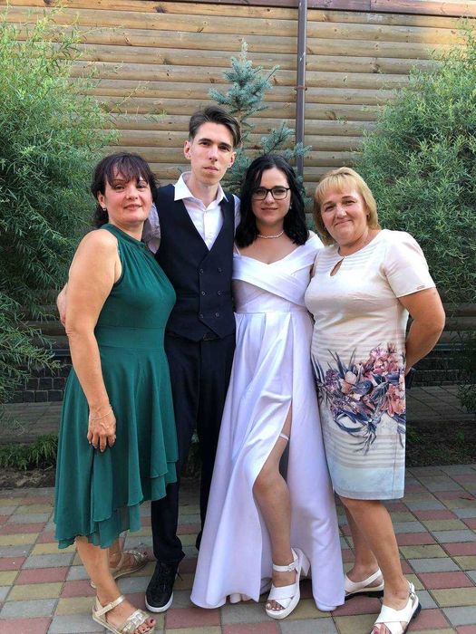 Весільна сукня, була одягнена один раз, шилася на замовлення