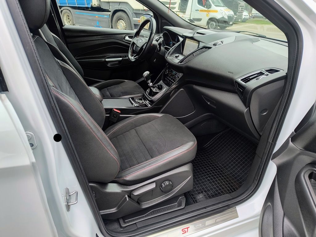 Ford Kuga ST-LINE,bogata wersja,niski przebieg,bezwypadek,4*4