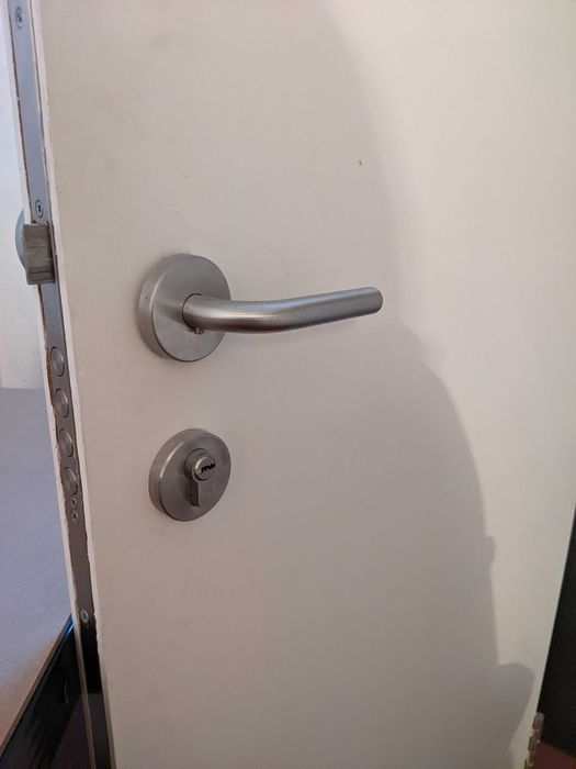 Porta de segurança sem aro.