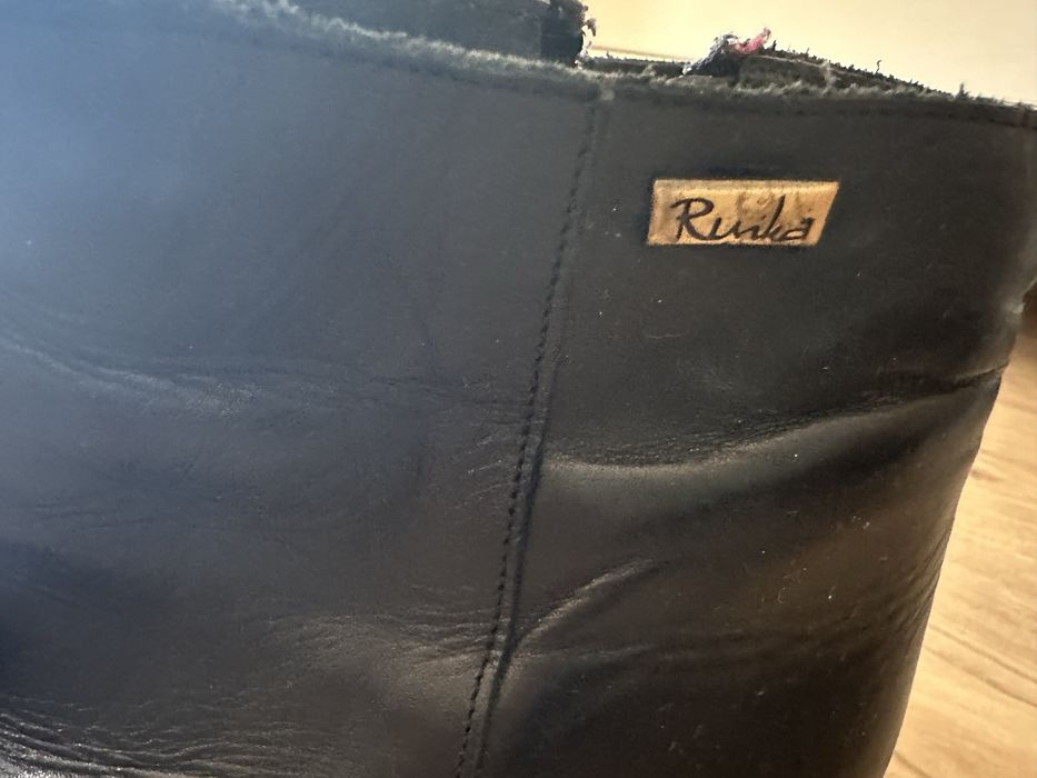 Botins pretos pele