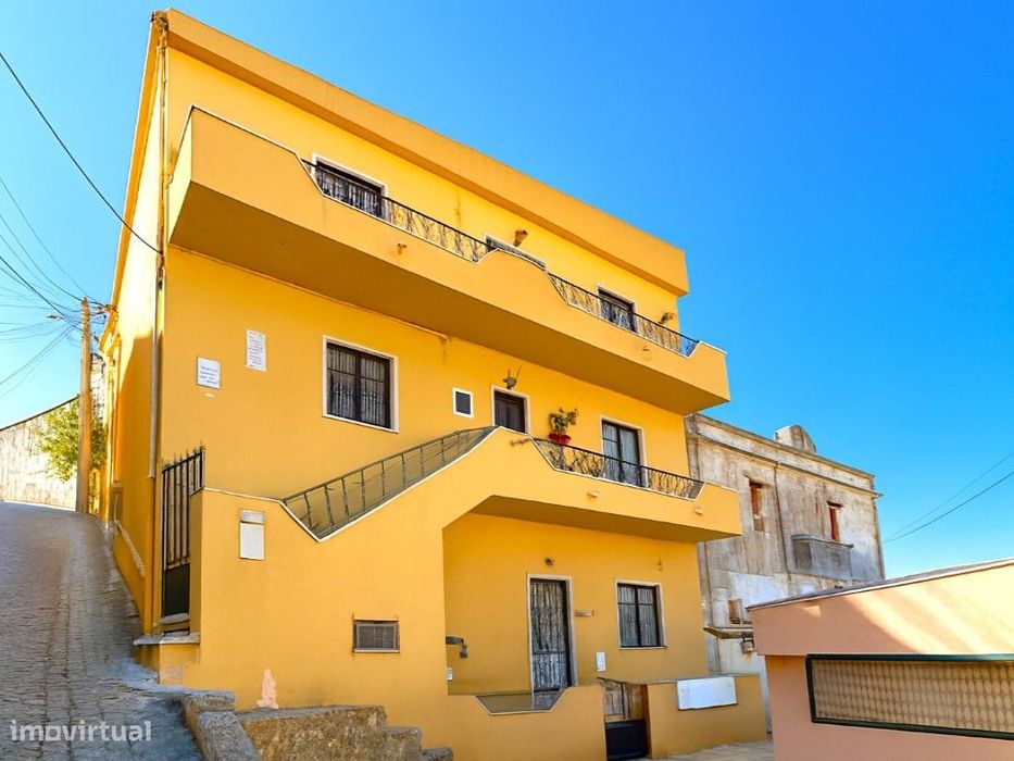 Moradia com Duas Frações Independentes no Olival Basto