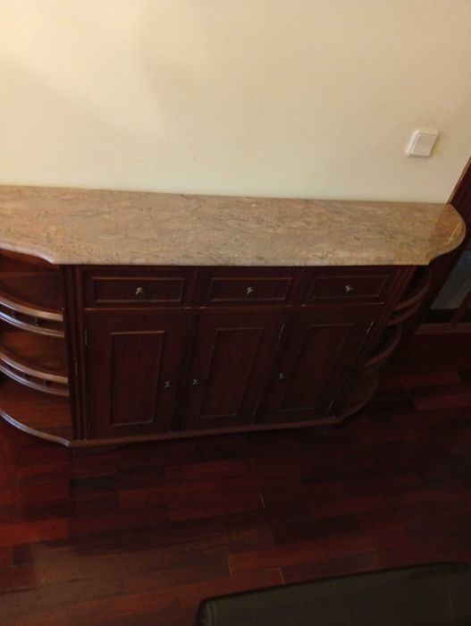 Sapateira, móvel de sala em madeira com tampo de mármore branca.