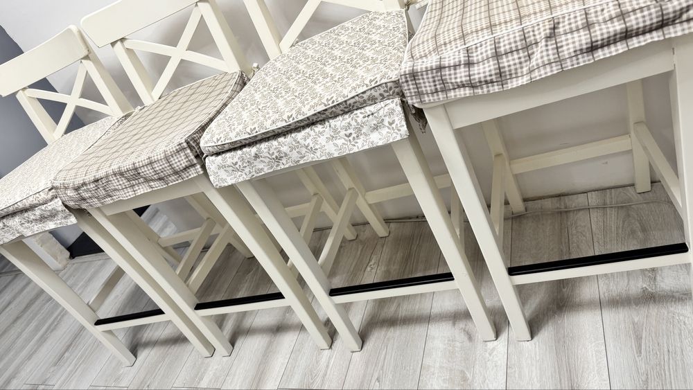 Zestaw 4 szt. krzeseł drewnianych białych wysokich z pokrowcami