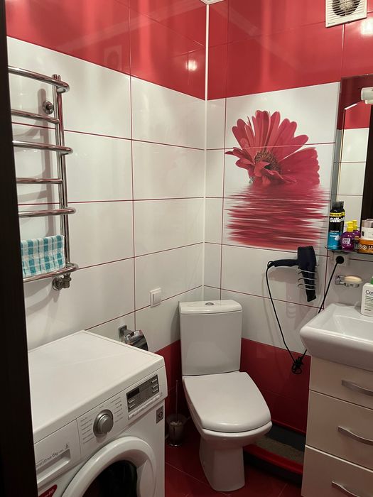 Продається 3-кімнатна квартира з індивідуальним опаленням біля АТБ