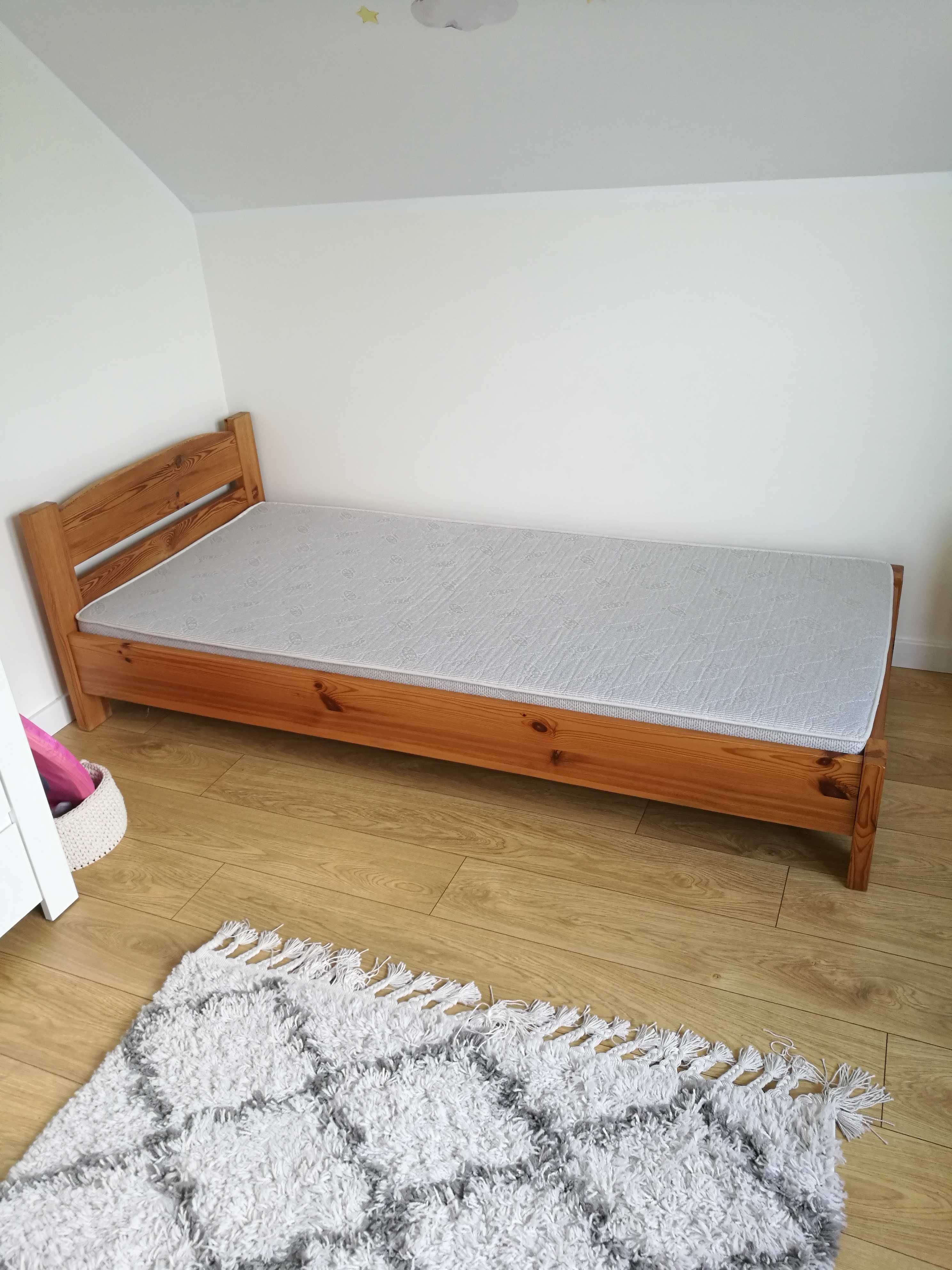 Drewniane łóżko jednoosobowe z materacem