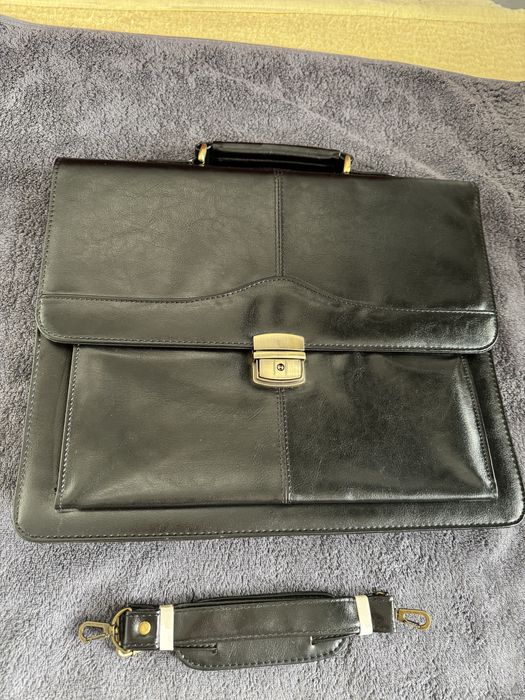 Czarna, skórzana aktówka, używana.