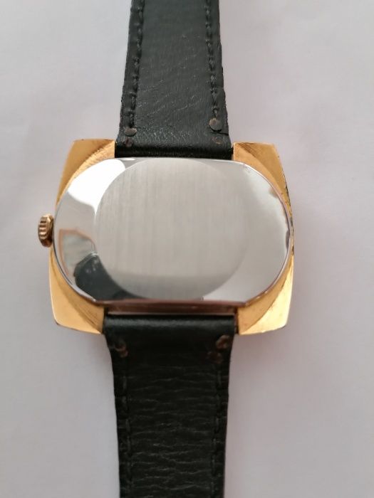 Relógio de corda em bom estado.