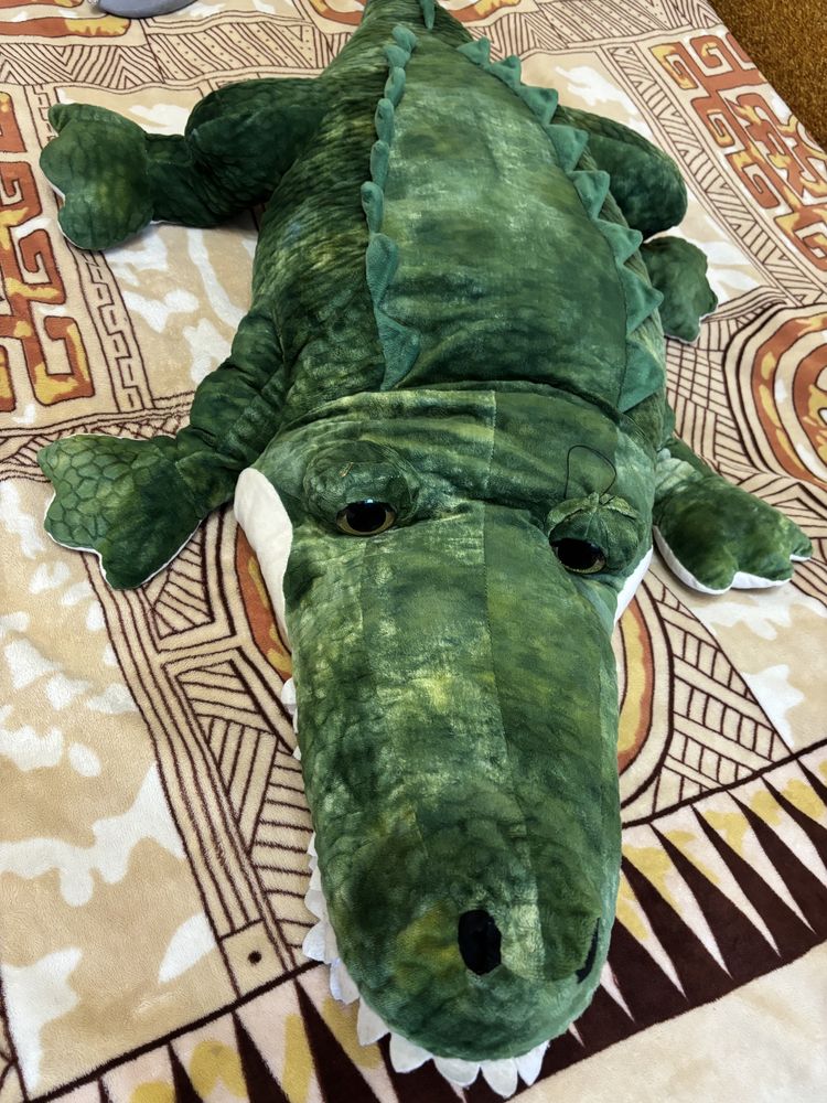 Велика мʼяка іграшка крокодил