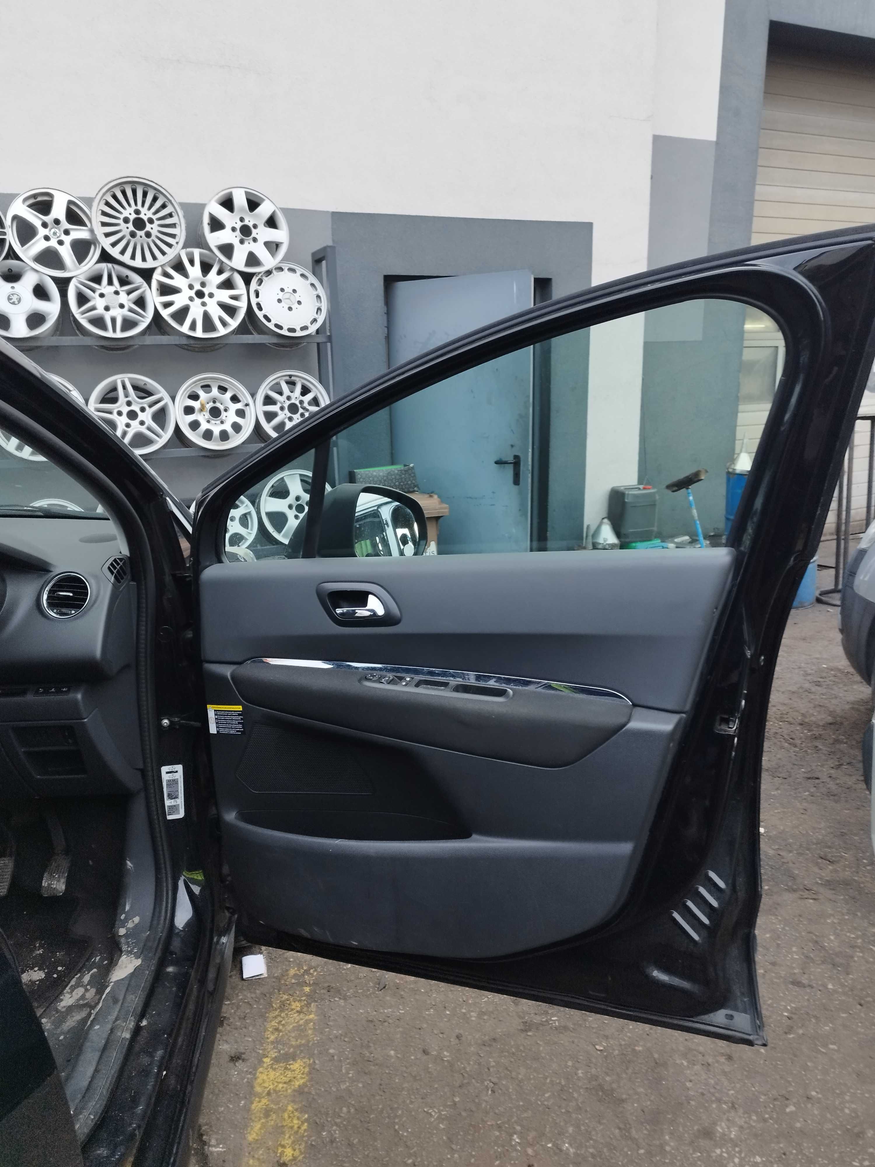 boczek tapicerka drzwi przód tył Peugeot 3008