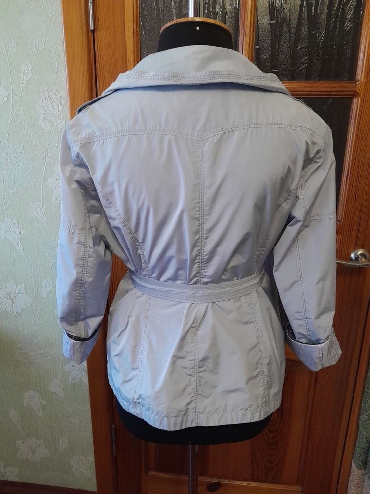 Легка жіноча куртка