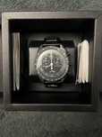 Omega x Swatch Snoopy Bioceramic: Ciemna Faza Solarna