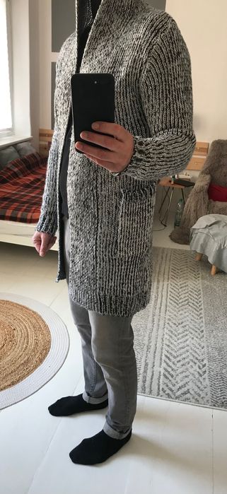 długi kardigan z kapturem