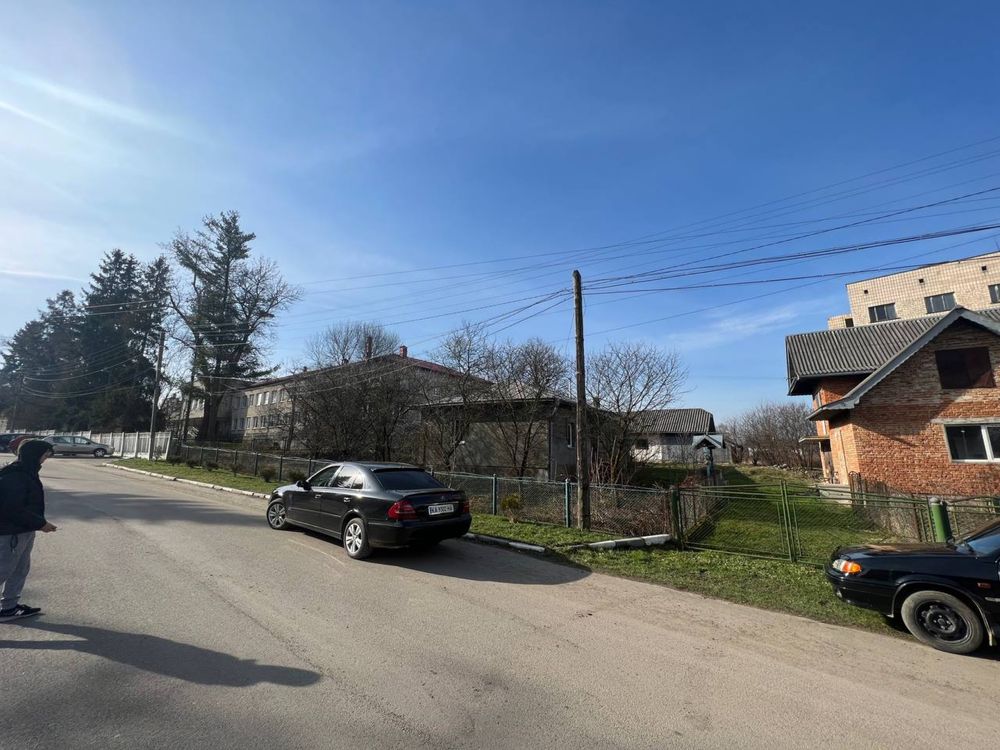 Продам будинок в центрі отинії