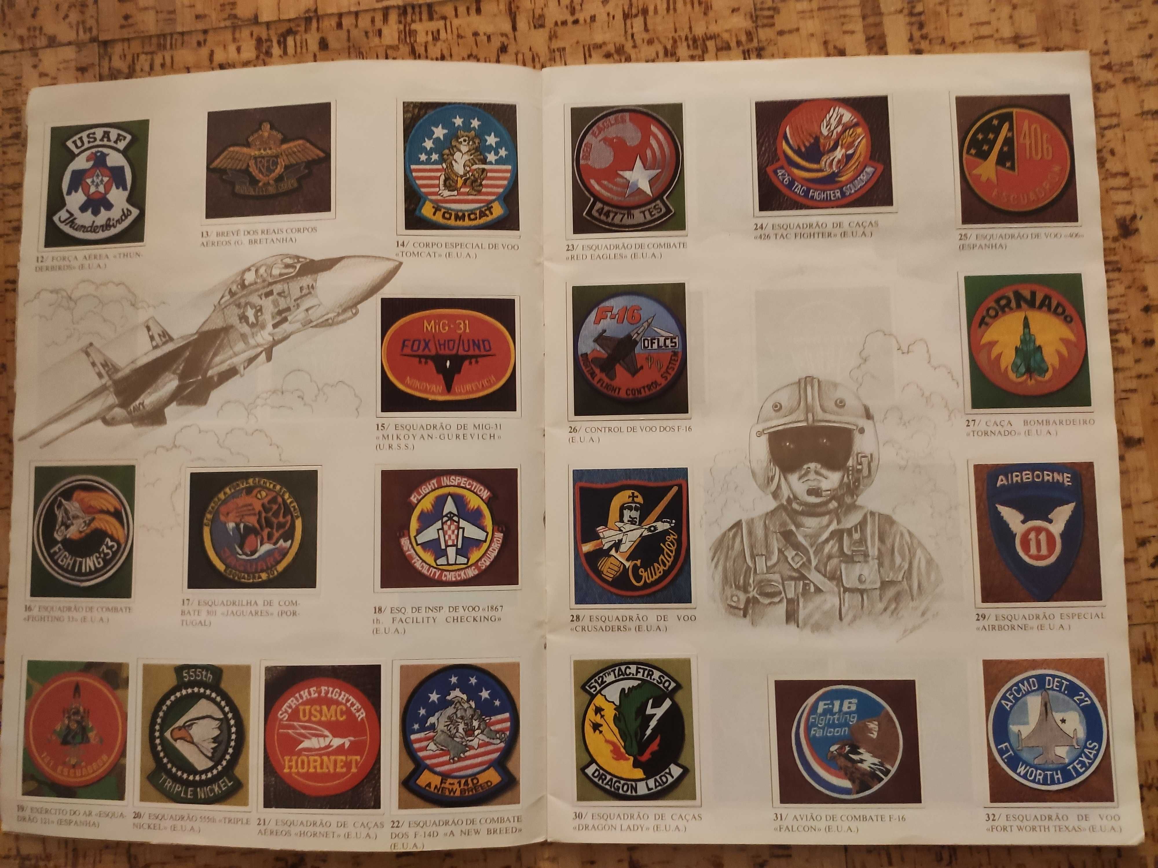 Caderneta completa com 235 patches militares