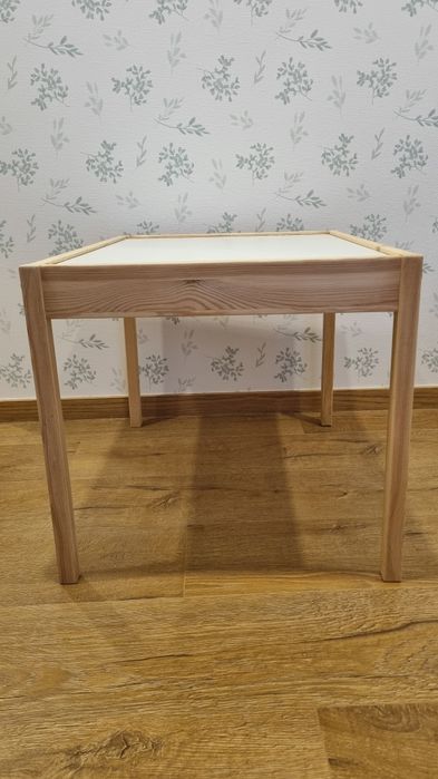 Mesa criança com cadeiras