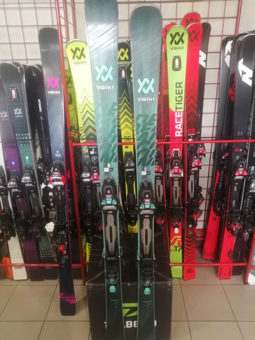 Narty Volkl Deacon 76, potestowe z sezonu 2023.