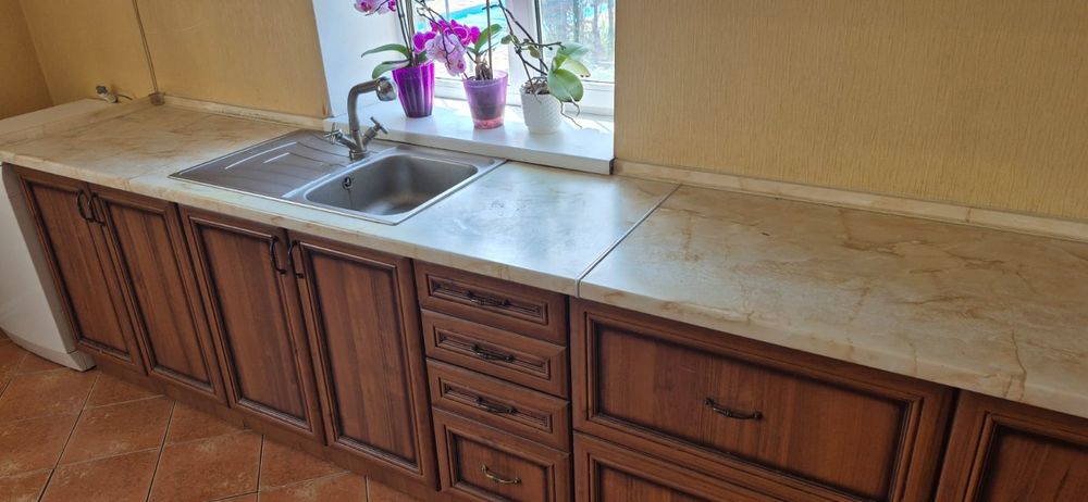 Якісна кутова кухня з класичними фасадами під дерево